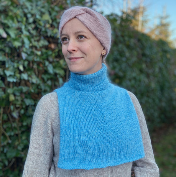 elion halsedisse med rullekrave og saddelskulder. Strikket i en tråd Filcolana Arwetta 340  og en tråd Filcolana Tilia 340 samt pandebånd med et twist fra AlmaKnit