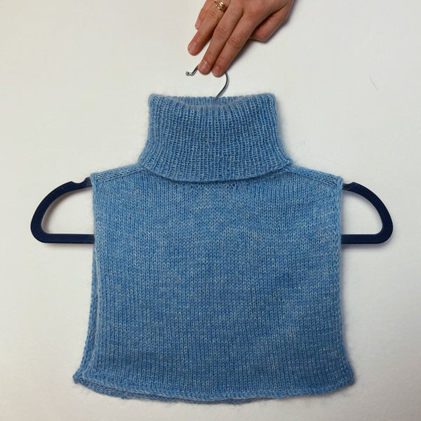 elion halsedisse med rullekrave og saddelskulder. Strikket i en tråd Filcolana Arwetta 340 og en tråd Filcolana Tilia 340 fra AlmaKnit