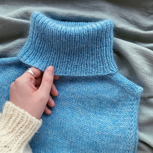 elion halsedisse med rullekrave og saddelskulder. Strikket i en tråd Filcolana Arwetta 340 og en tråd Filcolana Tilia 340 fra AlmaKnit