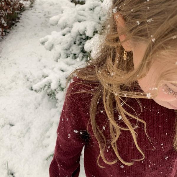Striksweater til børn. Sandness klompelompe i farven dyb julerød, perfekt julsweater. Strikkeopskrift fra AlmaKnit