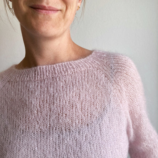 Tusindfryd begynderbluse strikkeopskrift fra almaknit strikket i silk mohair fra mostermoster