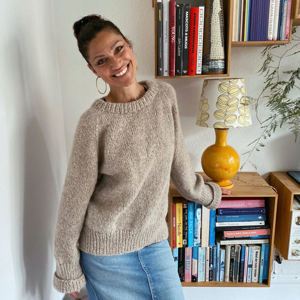 Bregne sweater strikkeopskrift af AlmaKnit i samarbejde med mostermoster.dk