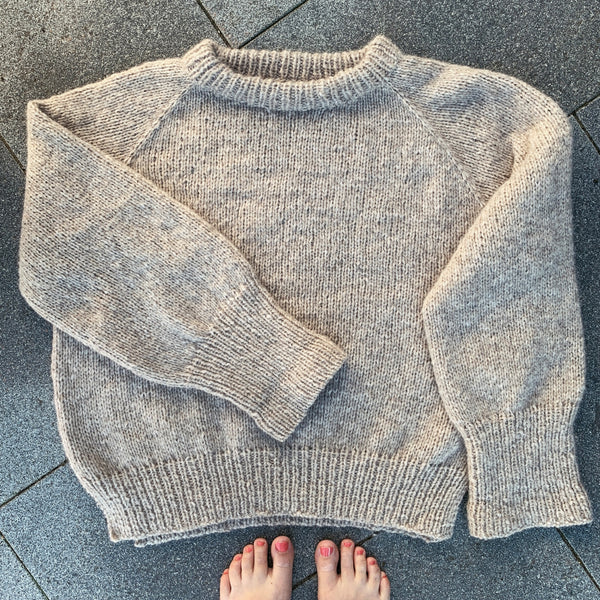 Bregne sweater strikkeopskrift af AlmaKnit i samarbejde med mostermoster.dk