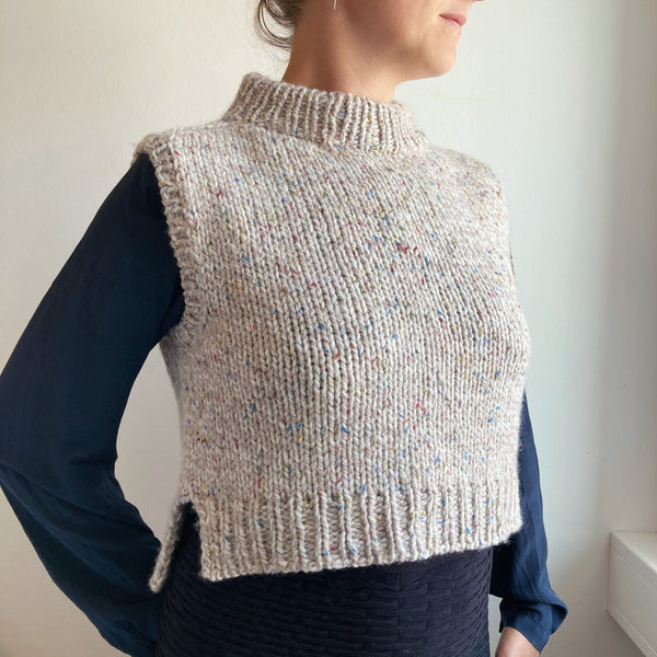 AlmaKnit Strikkeopskrift på Kornblomst vest.