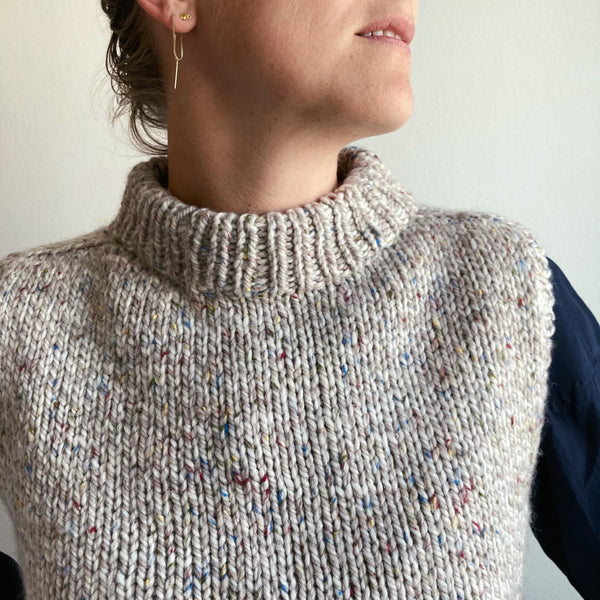 AlmaKnit Strikkeopskrift på Kornblomst vest.