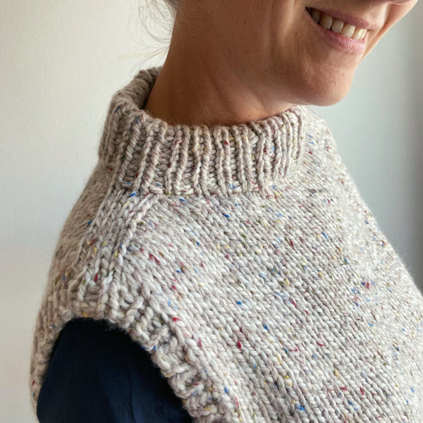 AlmaKnit Strikkeopskrift på Kornblomst vest.