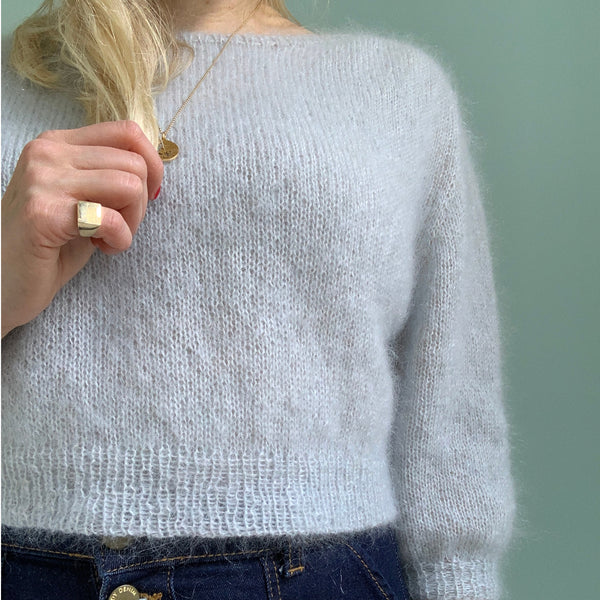 Rock & Roll Hausfrau x AlmaKnit. Cropped striktrøje i silk mohair med saddelskulder og ballonærmer. Strikkeopskrift fra AlmaKnit.