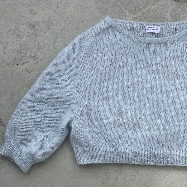 Rock & Roll Hausfrau x AlmaKnit. Cropped striktrøje i silk mohair med saddelskulder og ballonærmer. Strikkeopskrift fra AlmaKnit.