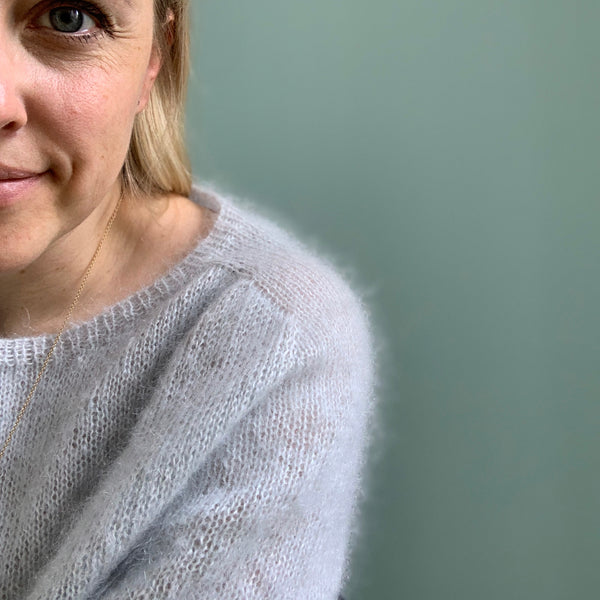 Rock & Roll Hausfrau x AlmaKnit. Cropped striktrøje i silk mohair med saddelskulder og ballonærmer. Strikkeopskrift fra AlmaKnit.