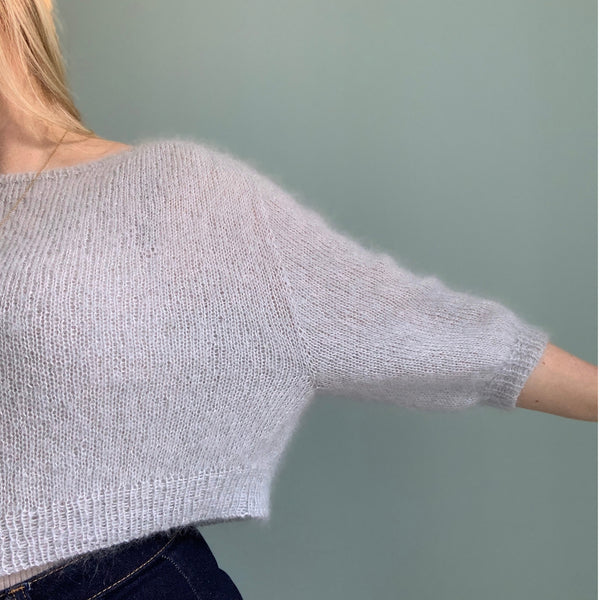 Rock & Roll Hausfrau x AlmaKnit. Cropped striktrøje i silk mohair med saddelskulder og ballonærmer. Strikkeopskrift fra AlmaKnit.