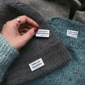 Labels i bomuld til strik på tweed strikvest og strikhue fra AlmaKnit