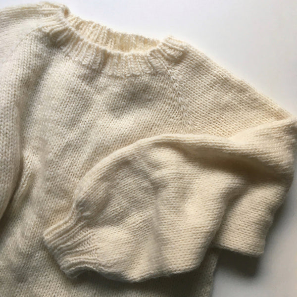 Onsdagsglamsweater. Oversized sweater med ballonærmer strikket i incawool og silk mohair fra hjertegarn. Strikkeopskrift fra AlmaKnit.