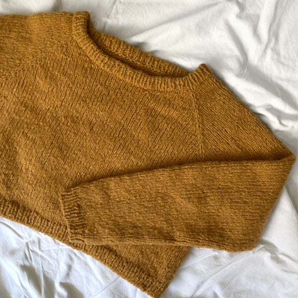 Nordvest sweater. Cropped striktrøje med smalle ribkanter. Strikkeopskrift fra AlmaKnit