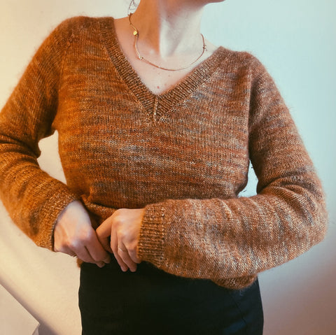 Løvfaldssweater fra AlmaKnit i Silky Alpaca og Silky Mohair  begge i farven 'Autumn Leaves' fra Painters Yarn