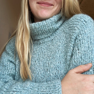 curiesweater, raglansweater med rullekrave strikket i Lala Berlin Harmony Garn fra AlmaKnit