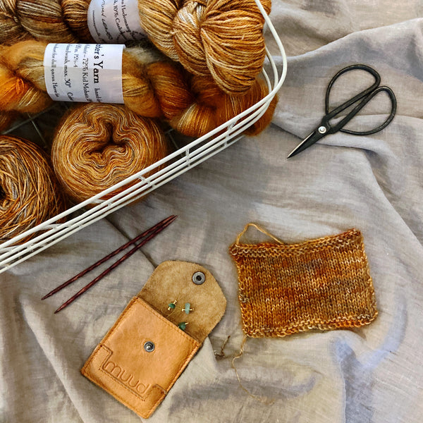 Strikkeprøve til Løvfaldssweater fra AlmaKnit i Silky Alpaca og Silky Mohair  begge i farven 'Autumn Leaves' fra Painters Yarn