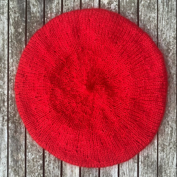 Strikkeopskrift til den strikkeded baret fra almaknit. Den røde er strikket i Pernilla og Tilia i farven Chinese Red 218 fra Filcolana